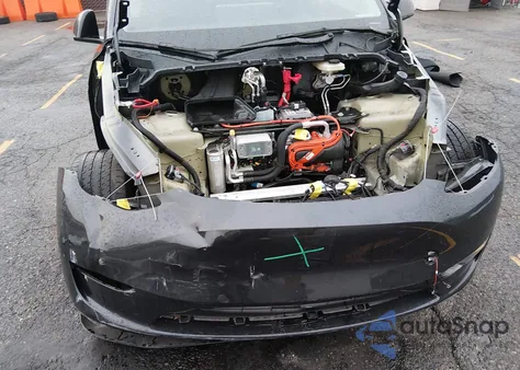 2024 Tesla Model Y Long Range Dual Motor All-Wheel Drive/Rwd z USA, uszkodzony, nr VIN 7SAYGDED2RF044228